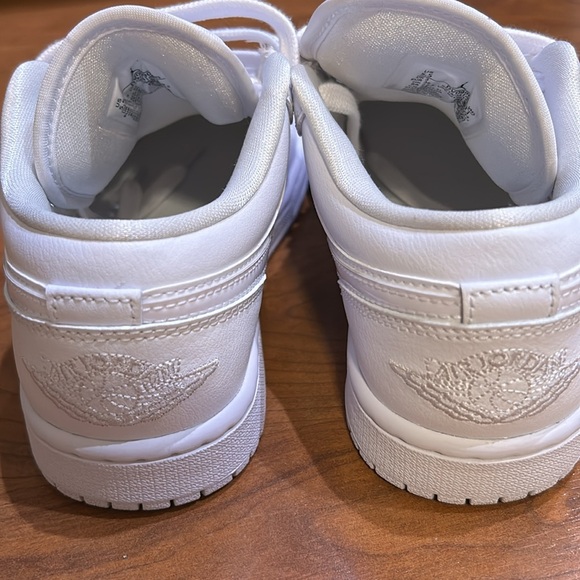 Like New Women’s Jordans - Picture 4 of 8